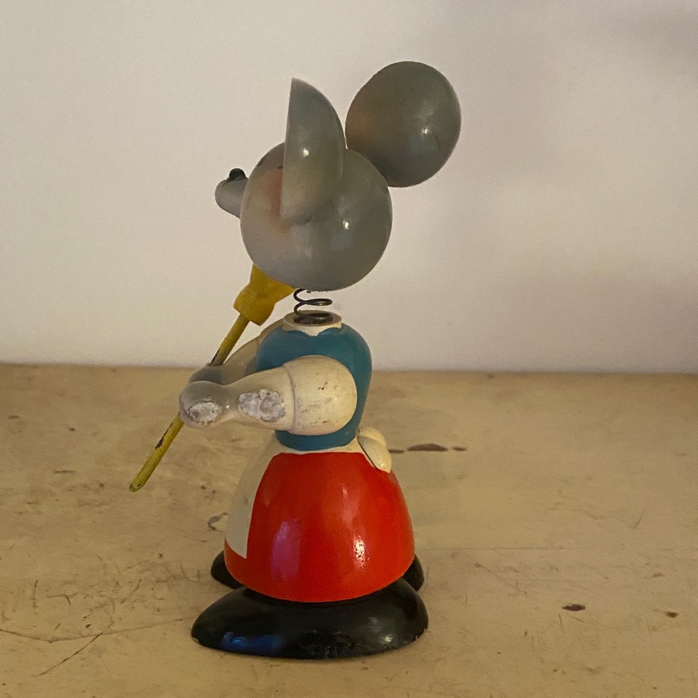 Vintage mouse holding a broom - Picture 2 of 8